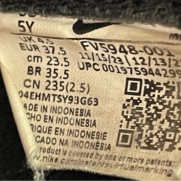 Nike Black and White Sneakers 5Y - Picture 8 of 8